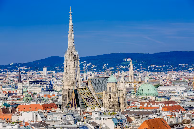 Nhà thờ St Stephen (Stephansdom), nằm ở trung tâm của Vienna, thủ đô nước Áo, đã tồn tại qua nhiều cuộc chiến tranh và bây giờ là một biểu tượng cho sự tự do của thành phố. Việc xây dựng nhà thờ Gothic này được khởi xướng bởi Công tước Áo Rudolf IV. vào thế kỷ thứ 14. Nét đặc trưng của nhà thờ nó là phần mái ngói mang họa tiết sinh động được làm vào năm 1952.