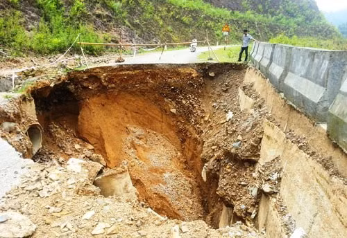 Thanh Hoa Ho tu than rong 9 m chia cat quoc lo 16