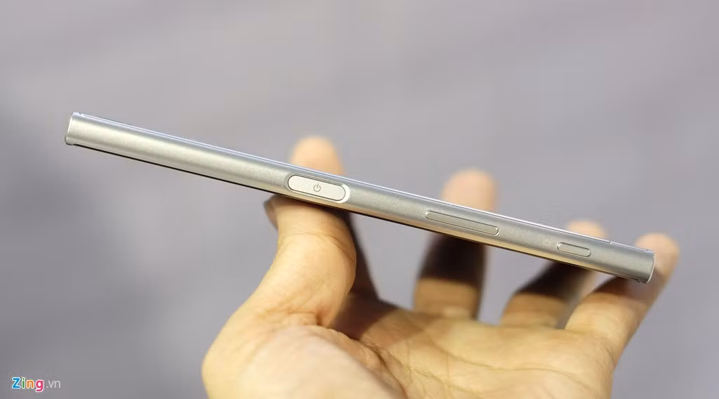 Cách bố trí phím nguồn, phím âm lượng và chụp ảnh tương tự như model tiền nhiệm.