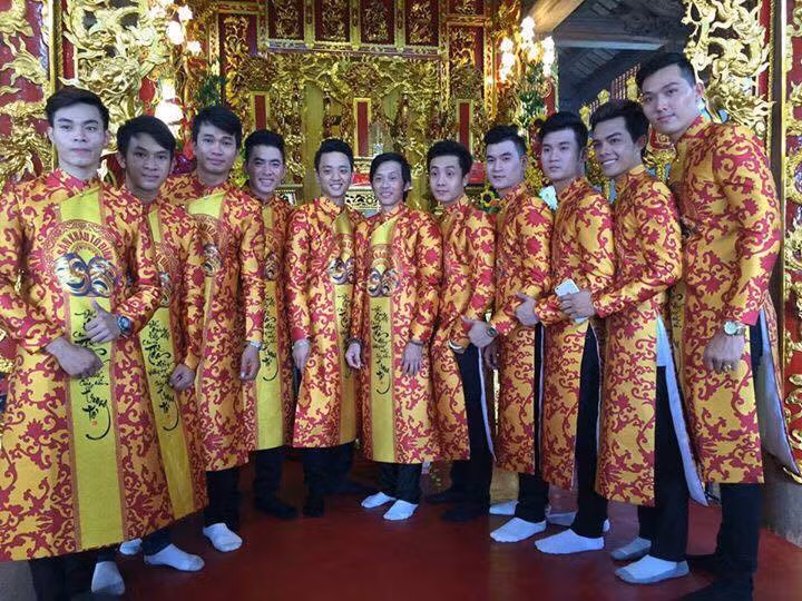 Nhà thờ Tổ nghiệp được nghệ sĩ Hoài Linh ấp ủ xây dựng từ rất lâu, với tổng giá trị lên đến hơn 100 tỷ đồng, có diện tích 7.000m2 và đặt phường Long Phước, quận 9, TP HCM. Không gian bên trong nhà thờ được Hoài Linh chăm chút cẩn thận với những chạm trổ tỉ mỉ.