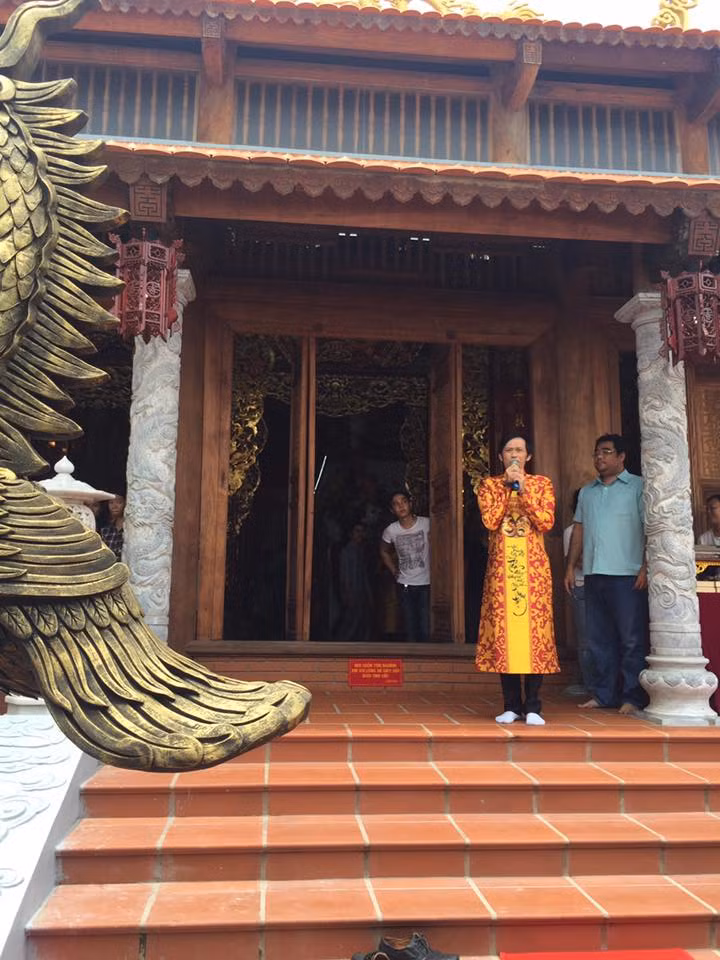 Nghệ sĩ Hoài Linh đứng trước cửa nhà thờ Tổ nghiệp.