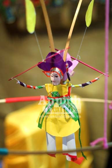 Ông đánh gậy với tài múa gậy vun vút là món đồ chơi thường đi kèm với ông tiến sĩ giấy vào ngày Tết Trung thu.