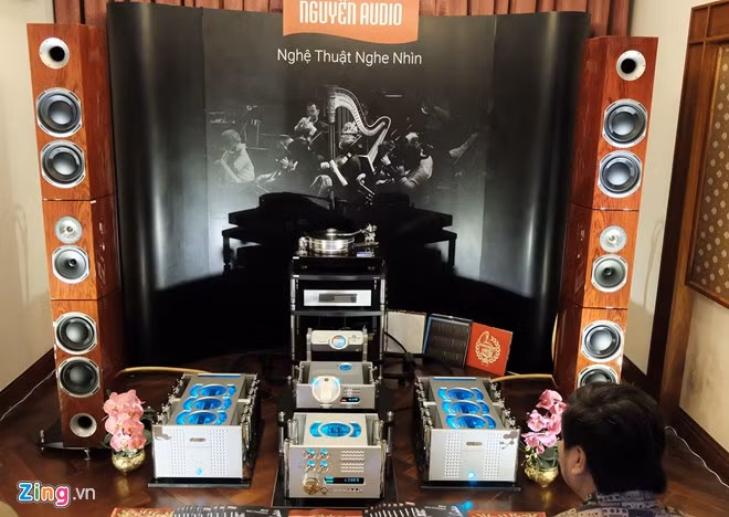 Thu hút nhiều sự chú ý nhất trong triển lãm tại TP.HCM là hệ thống trị giá lên đến 6,5 tỷ. Riêng cặp loaMagellan Grand Concerto từ Triangle đã trị giá hơn 1,6 tỷ đồng. Đây được xem là sự phối hợp hoàn hảo cho phòng nhỏ và vừa, âm thanh mượt, dải tần mid-bass hòa quyện và sắc, âm thanh tổng thể rất động nhưng vẫn đảm bảo độ sâu và khả năng tái tạo khoảng cách, cho trải nghiệm như thưởng thức trực tiếp từ ban nhạc.