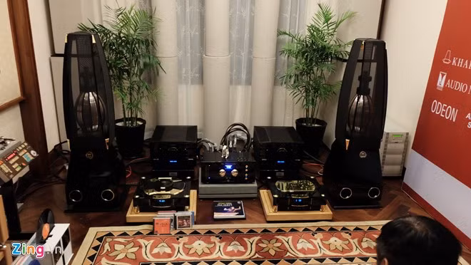 Dàn âm thanh với cặp loa mbl 101E MKII trị giá hơn 70.500 USD/cặp. Bộ khuếch đạichơi gồm preamplifier MBL 6010D, power MBL 9008A. Dàn âm thanh là nguồn phát CD gồm đầu đọc CD MBL 1621A và D/A MBL 1611F.Bộ loa có mặt từ năm 2013 vẫn giữ thiết kế đặc biệt tạo 4 đường tiếng với dải tần tối đa 40.000 Hz, các tweeter/mid/bass được xếp theo trục đứng và toả âm theo phương ngang 360 độ cho âm thanh đồng đều ở mọi điểm,.