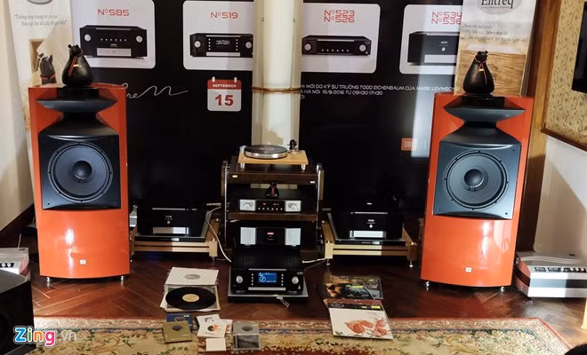  Dàn âm thanh MarkLevinson với loa JBL K2-S 9900, power monoblock MarkLevinson No.536, preamplifier MarkLevison No.52, Đầu CD MarkLevison No.519 và dây loa MIT 268. Ampli này cho dải tần số caochi tiết, hạn chế được độ chói, tạo không gian âm thanh sâu, âmhìnhrõ nét. Với tiếng trầm, bộ loa hỗ trợ dải super-bass sâu vàchính xác.