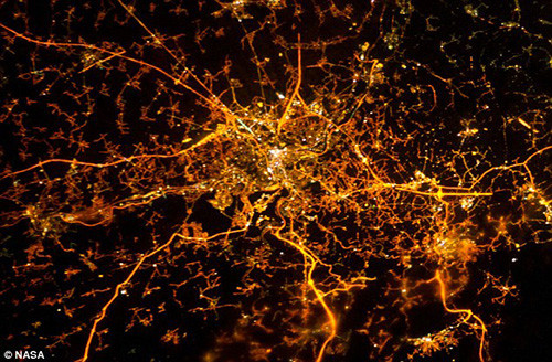 Thành phố Liege, Bỉ rực rỡ và huyền ảo về đêm.