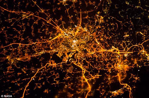 Thành phố Liege, Bỉ rực rỡ và huyền ảo về đêm.