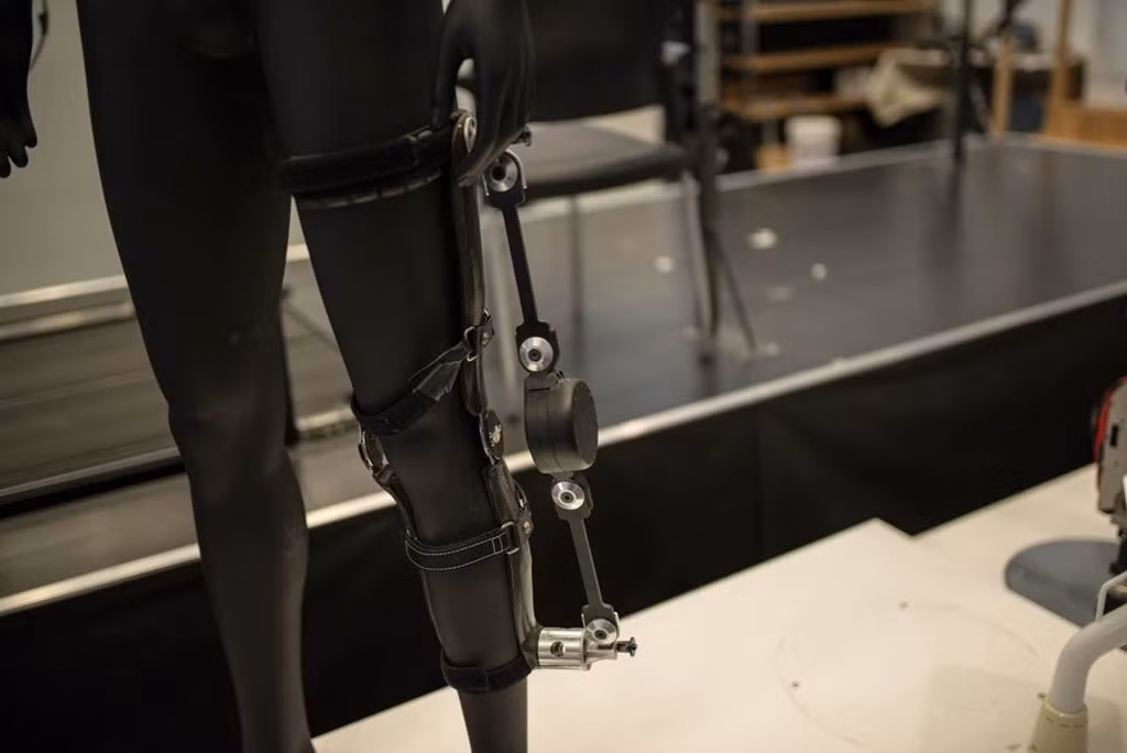 Nhóm nghiên cứu cũng phát triển các khung xương hỗ trợ hoạt động cơ bản như đi lại, chạy. Thiết bị này có khả năng giảm bớt sức ép vận động đối với đầu gối.