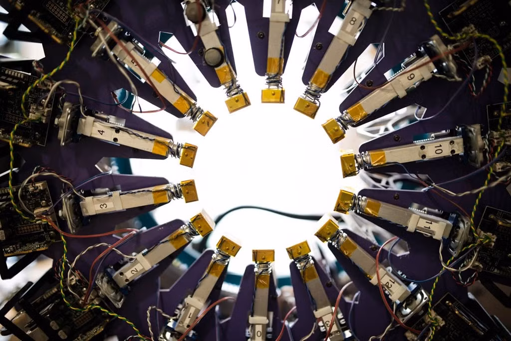 Đây là máy sản xuất khớp nối. Trong quá trình chế tạo, mỗi piston tiếp xúc một phần của chân tay giả, di chuyển lên xuống nhằm tạo ra độ cứng - mềm tương tự chân tay thật.