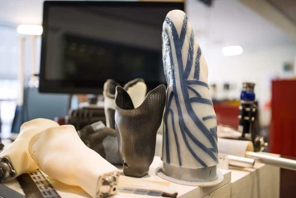 Nhóm cơ điện tử sinh học chịu trách nhiệm nghiên cứu các loại chân tay nhân tạo. Các khớp nối được thiết kế riêng theo công nghệ in 3D nhằm phù hợp kích thước chân tay của người sử dụng.