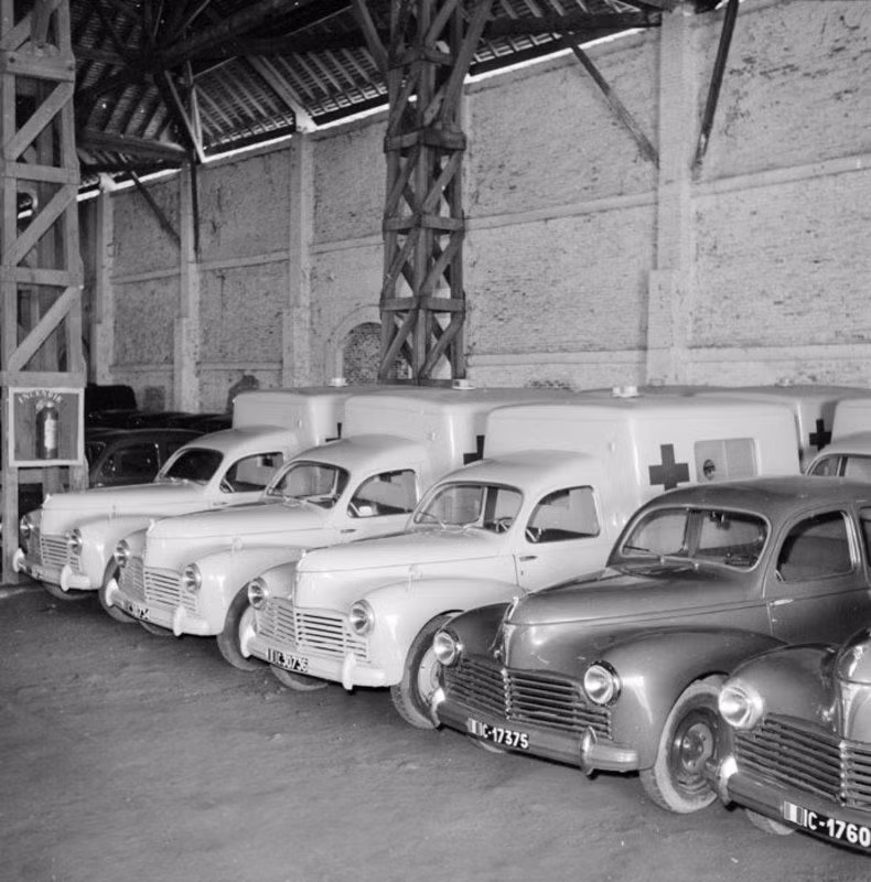 Loạt xe dòng Peugeot 203 của quân đội Pháp ở cảng Sài Gòn năm 1951.