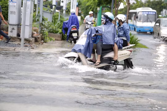 Mua lon duong vao san bay Tan Son Nhat lai ngap-Hinh-3