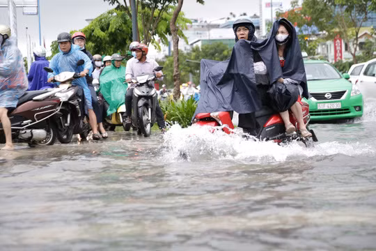 Mua lon duong vao san bay Tan Son Nhat lai ngap-Hinh-4