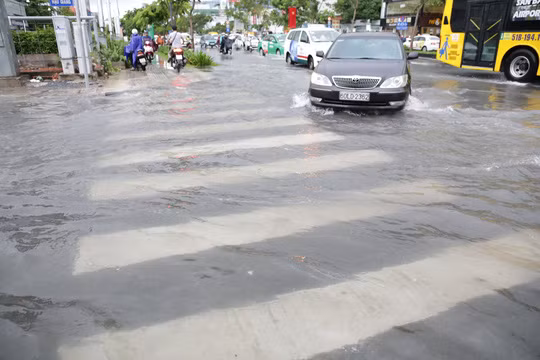 Mua lon duong vao san bay Tan Son Nhat lai ngap-Hinh-8