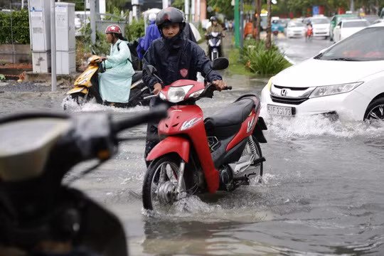 Mua lon duong vao san bay Tan Son Nhat lai ngap-Hinh-7