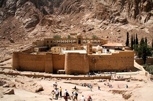 Tu viện Thánh Catherine nằm trên bán đảo Sinai ở Ai Cập, tại cửa của một hẻm núi ở chân núi Sinai. Tu viện dòng Chính thống này được coi là tu viện Thiên Chúa giáo lâu đời nhất trên thế giới. Theo sử sách, công trình được xây dựng theo lệnh của Hoàng đế Đông La Mã Justinian I (trị vì từ 527-565).
