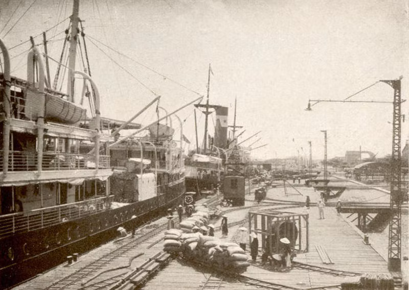 Cảnh bốc dỡ hàng hóa trên cảng Hải Phòng, Việt Nam thời thuộc địa.