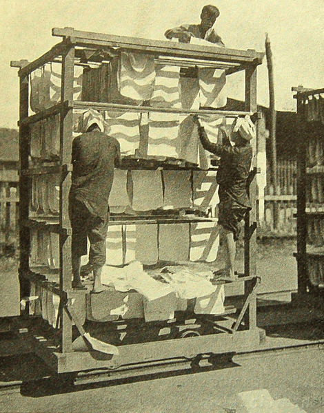 Công nhân sấy mủ cao su.