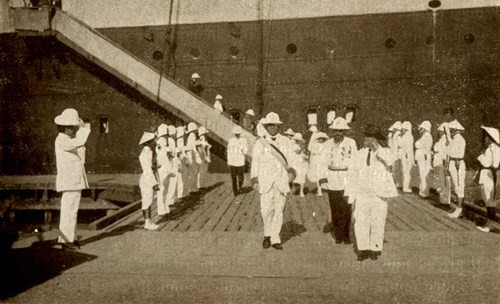 Đón tiếp quan chức Pháp ở cảng Sài Gòn.