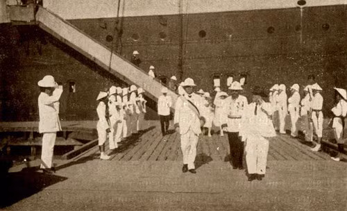 Đón tiếp quan chức Pháp ở cảng Sài Gòn.