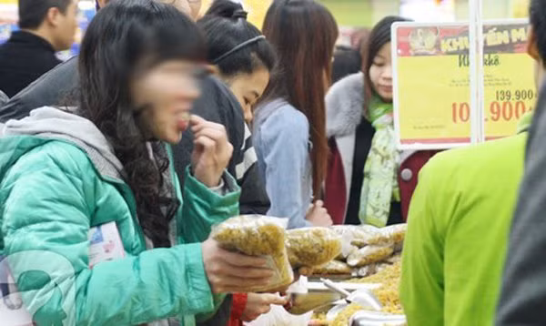 Xau ho voi hanh dong nay cua nguoi Viet o sieu thi-Hinh-2