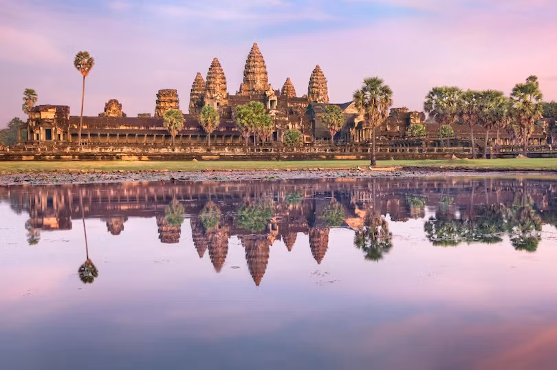Được xây dựng dưới thời kỳ hưng thịnh của vương quốc Khmer, đền Angkor Wat được coi là công trình tôn giáo lớn nhất thế giới. Quần thể đền đài này nằm trên diện tích rộng 160 ha, với trung tâm là tổ hợp năm ngọn tháp với một tháp trung tâm và bốn tháp tại bốn góc hình vuông.