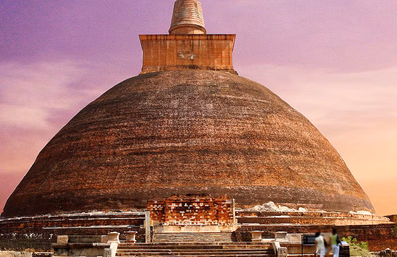 Tọa lạc tại thành phố Anuradhapura, Sri Lanka, Jetavanaramaya là đền tháp lớn nhất trên thế giới nếu tính theo khối lượng. Ngôi đền được xây dựng vào thế kỷ thứ 3, có chiều cao 122 mét, sử dụng khoảng 93.300.000 viên gạch nung.