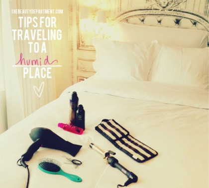 Mang theo những vật dung cần thiết. Tôi biết bạn muốn hành lý nhẹ nhàng, nhưng để đẹp khi đi du lịch, bạn sẽ muốn mang tất cả những thứ cơ bản như đồ trang điểm, kem dưỡng ẩm, và các loại tẩy trang, sữa rửa mặt, ít nhất là như vậy. Vali của bạn cũng sẽ không nặng thêm là mấy nếu bạn mang theo một số loại mặt nạ yêu thích để đắp lúc cần.