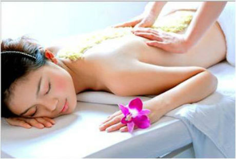 Tẩy tế bào chết là một trong những việc quan trọng nhất để giữ cho da của bạn luôn tươi đẹp. Nếu ngại mang theo quá nhiều kem dưỡng da vào những buổi đi chơi, bạn có thể thử hỗn hợp dầu ô liu trộn với đường, nó sẽ rất tốt cho da của bạn.