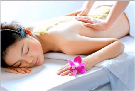 Tẩy tế bào chết là một trong những việc quan trọng nhất để giữ cho da của bạn luôn tươi đẹp. Nếu ngại mang theo quá nhiều kem dưỡng da vào những buổi đi chơi, bạn có thể thử hỗn hợp dầu ô liu trộn với đường, nó sẽ rất tốt cho da của bạn.