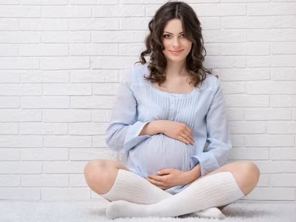 Không để cơ thể bị mất nước. Mẹ bầu nên uống đủ nước, đặc biệt là trong những ngày nóng bức. Đừng chờ đợi cho đến khi bạn cảm thấy khát mới bắt đầu uống: bởi nếu khát tức là bạn đang bị mất nước. Việc để cho cơ thể bị mất nước sẽ khiến mẹ bầu có cảm giác nực nội khó chịu hơn.