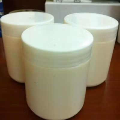 Vì vậy, sau khi tắm trắng bạn sẽ nhanh chóng có được làn da trắng sáng và mịn màng hơn nhưng khi ngừng sử dụng da sẽ đen dần đi và trở lại màu nguyên bản. Không những vậy, các sản phẩm dùng trong tắm trắng còn chứa nhiều hóa chất lột tẩy da độc hại khiến làn da khỏe mạnh của bạn dần mỏng, yếu đi và lộ rõ mạch máu.