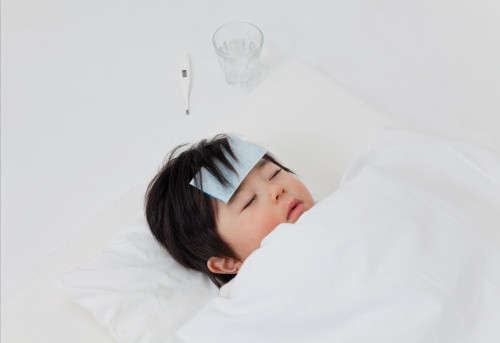 Ở những ca bệnh nặng hơn, các triệu chứng thường là sốt cao và có một số các triệu chứng có liên quan đến hệ thần kinh trung ương, gồm: Nhức đầu dữ dội; Nôn mửa; Nhầm lẫn; Mất phương hướng.