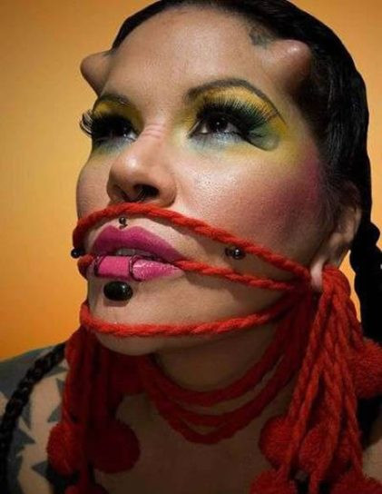 Người phụ nữ có sừng...