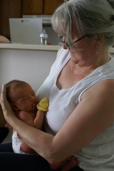 Cháu trớ khi được bà ẵm!