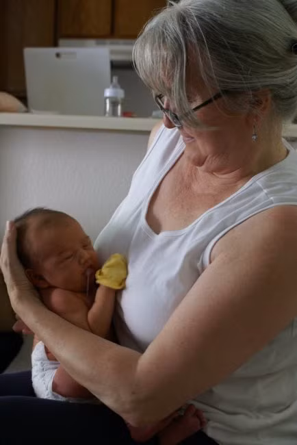 Cháu trớ khi được bà ẵm!