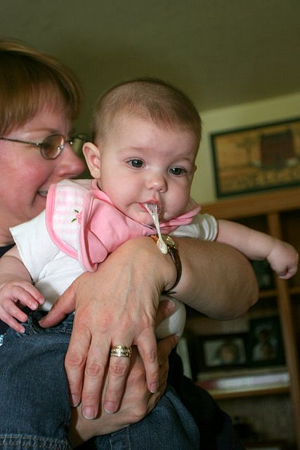 Mẹ bế chật quá khiến con trớ rồi.