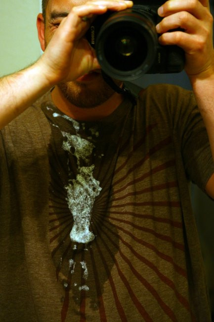 Ông bố chụp ảnh lưu lại khoảnh khắc bị con trớ bẩn hết áo.