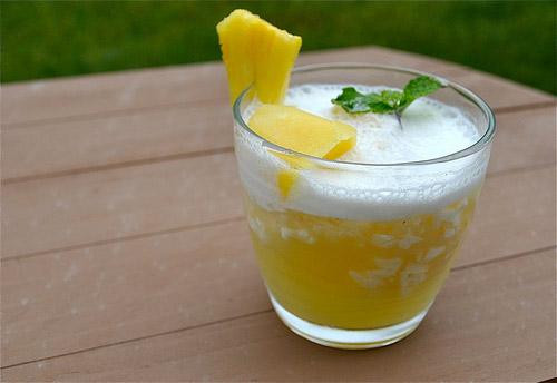 “Thon eo” nhờ uống nước ép dứa, bí xanh. Bí xanh có vị ngọt, tính hàn, có chứa hợp chất hóa học hyterin - caperic có khả năng khống chế đường chuyển hóa thành mỡ và ngăn chặn sự tích lũy mỡ thừa. Còn trong quả dứa có chứa bromelin - một loại enzym giúp thuỷ phân protein thành các axit amin giúp phân hủy lượng calo, đốt cháy chất béo. Mỗi ngày trước bữa ăn uống 1 ly có tác dụng giải độc thanh lọc, làm đẹp và giảm cân hiệu quả.