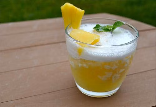 “Thon eo” nhờ uống nước ép dứa, bí xanh. Bí xanh có vị ngọt, tính hàn, có chứa hợp chất hóa học hyterin - caperic có khả năng khống chế đường chuyển hóa thành mỡ và ngăn chặn sự tích lũy mỡ thừa. Còn trong quả dứa có chứa bromelin - một loại enzym giúp thuỷ phân protein thành các axit amin giúp phân hủy lượng calo, đốt cháy chất béo. Mỗi ngày trước bữa ăn uống 1 ly có tác dụng giải độc thanh lọc, làm đẹp và giảm cân hiệu quả.