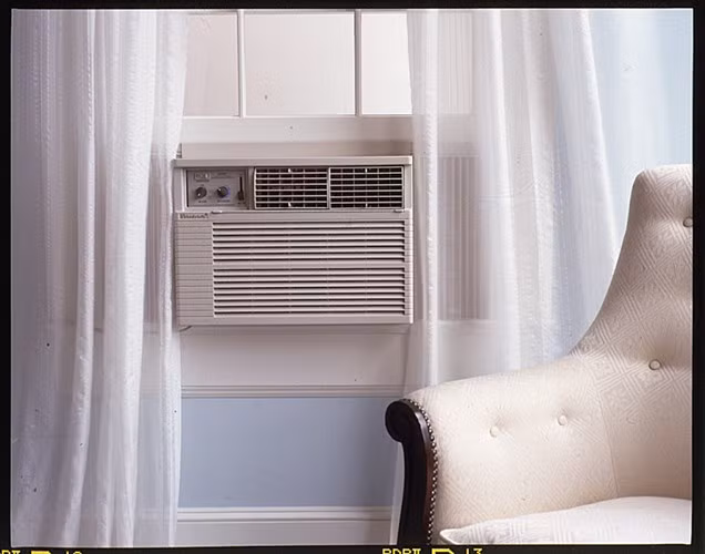 Nên bật quạt thông gió khi sử dụng điều hòa. Không nên để hướng điều hoà thổi thẳng vào mặt, đầu trẻ vì sẽ khiến trẻ bị ngạt mũi, khó thở và mắc các bệnh về hô hấp, viêm họng. Sử dụng thêm quạt thông gió khi bật điều hòa sẽ giúp không khí được cân bằng tự nhiên hơn.