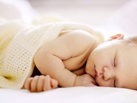 Khi trẻ ngủ, hãy đắp một tấm chăn mỏng, đặc biệt che kín vùng bụng, tránh lỗ chân lông giãn nở dễ dẫn tới bị cảm lạnh. Cần chọn cho trẻ những bộ quần áo thấm mồ hôi tốt như đồ cotton.