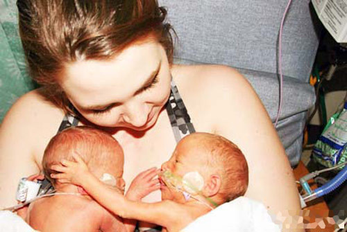 Khi bé bú 1 bên ngực thì bên kia sữa cũng chảy theo vì thế cho cả hai bé bú mẹ cùng một lúc là hợp lý. Việc này cũng giúp tập cho cả hai bé cùng theo một thời khóa biểu ăn uống, và giúp bạn tiết kiệm thời gian quý báu cho chính bạn.