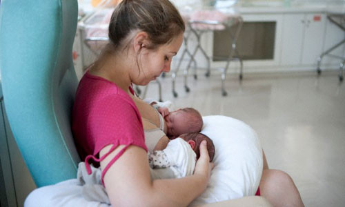 Khi sinh đôi, bạn không có nhiều sữa như sinh một. Đối với các cặp sinh đôi, một bé thường mút khỏe hơn bé khác vì thế bạn nên luân phiên cho bé bú ở cả hai bầu vú để hai bé đều nhận được lượng sữa như nhau.