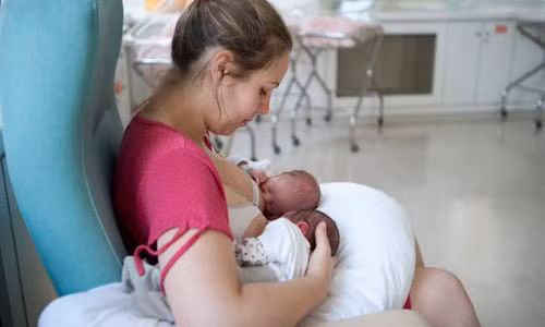 Khi sinh đôi, bạn không có nhiều sữa như sinh một. Đối với các cặp sinh đôi, một bé thường mút khỏe hơn bé khác vì thế bạn nên luân phiên cho bé bú ở cả hai bầu vú để hai bé đều nhận được lượng sữa như nhau.