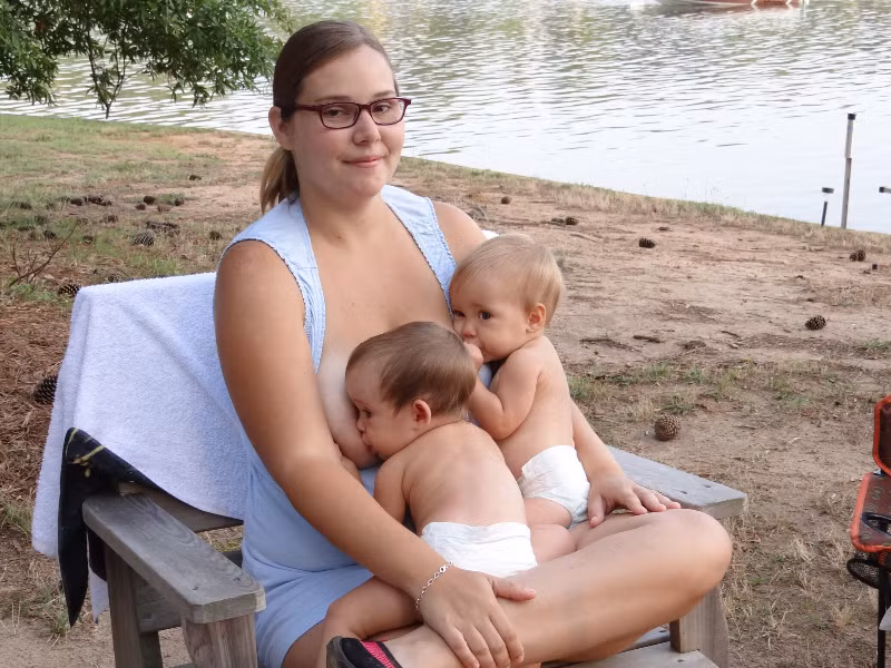 Bà mẹ tranh thủ cho cặp song sinh bú khi đang đi dã ngoại