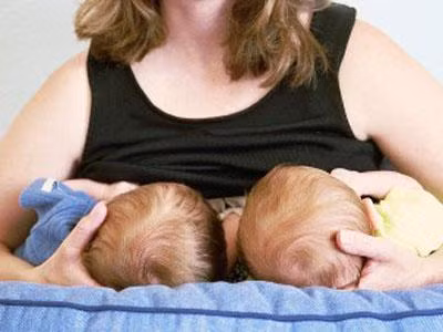 Cho bé sinh đôi bú thật sự là một việc khó khăn, đặc biệt là với những bà mẹ ít kinh nghiệm. Có thể cho hai bé bú no nê là một ‘kì tích’ của những bà mẹ này.