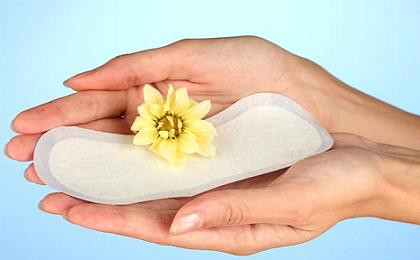 Thay băng vệ sinh. Cách 4 tiếng nên thay băng vệ sinh trong những ngày kinh nguyệt để tránh vi khuẩn gây bệnh sinh sôi.