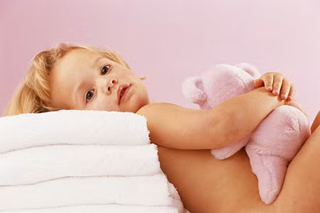 Sau khi trẻ đã lành bệnh, nên cung cấp đủ dinh dưỡng để bé chóng lấy lại sức, lau sàn phòng, bàn ghế, tủ giường, đồ chơi của người bệnh hàng ngày bằng nước Javel, hoặc dung dịch Cloramin B, sau đó rửa lại bằng nước sạch. Đối với những đồ vật nhỏ có thể đem phơi nắng.