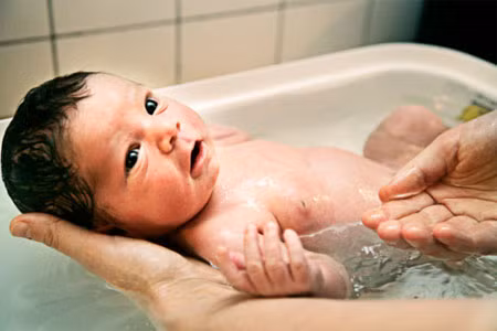 Tắm lá. Theo các chuyên gia, cha mẹ cũng không nên mua các loại lá về tắm để cho trẻ nhanh khỏi. Da trẻ nhỏ, đặc biệt là trẻ sơ sinh rất mỏng, cấu trúc chưa ổn định, chỉ bằng 1/5 da người lớn nên rất dễ bị tổn thương, dị ứng và nhiễm trùng.